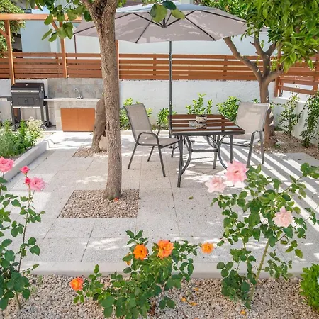 Апартаменты Monte Smith Luxury Garden With Parking