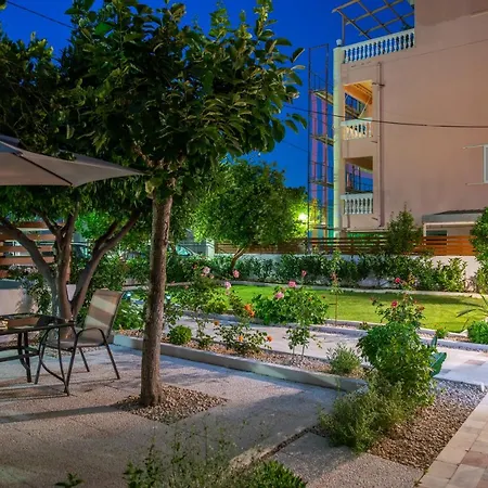 Monte Smith Luxury Garden With Parking Apartment *